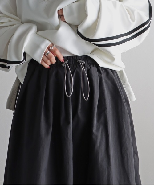 COURO（コウロ）の「パイピングサイドラインナイロンスカート（スカート・レディース・アイボリー/ブラック/オリーブ/ブルー・M/L）」の12枚目の写真