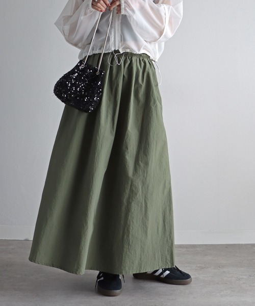 COURO（コウロ）の「パイピングサイドラインナイロンスカート（スカート・レディース・アイボリー/ブラック/オリーブ/ブルー・M/L）」の15枚目の写真