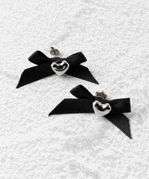 Grandedge（グランドエッジ）の「メタルピアス ハート ブラックリボン チタンポスト スタッドピアス（ピアス（両耳用））」