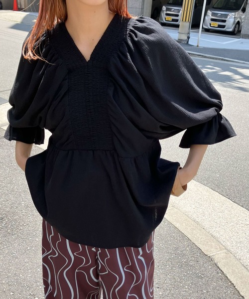 KBF（ケイビーエフ）の「ボリュームギャザーブラウス（シャツ/ブラウス・レディース・ブラック/レッド/オフホワイト・ONE）」の3枚目の写真