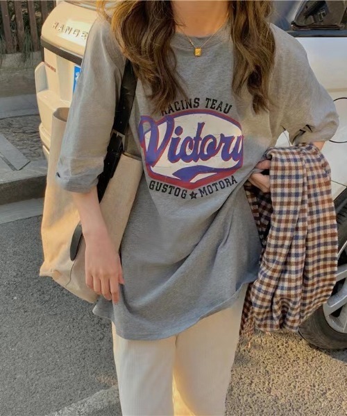 SHEENA(シーナ)の「ヴィンテージライクロゴオーバーサイズTシャツ(Tシャツ/カットソー・レディース・グレー/ホワイト・M)」の1枚目の写真