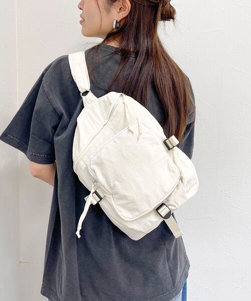 fredy emue(フレディエミュ)の「ベルトポケットワッシャークロスショルダー(ショルダーバッグ・レディース・アイボリー/ブラック・FREE)」の2枚目の写真