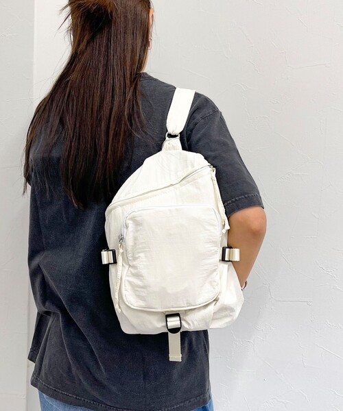 fredy emue(フレディエミュ)の「ベルトポケットワッシャークロスショルダー(ショルダーバッグ・レディース・アイボリー/ブラック・FREE)」の3枚目の写真