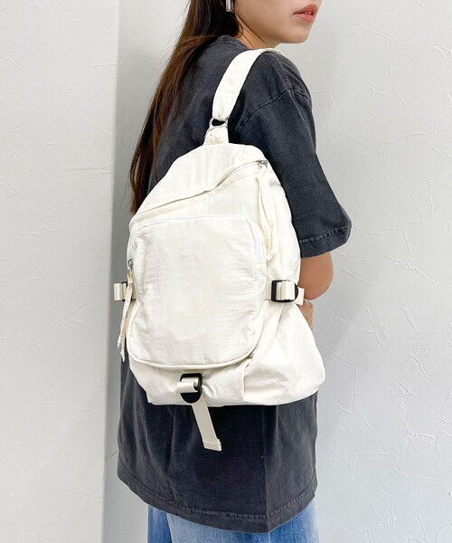 fredy emue(フレディエミュ)の「ベルトポケットワッシャークロスショルダー(ショルダーバッグ・レディース・アイボリー/ブラック・FREE)」の4枚目の写真