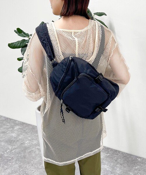 fredy emue(フレディエミュ)の「ベルトポケットワッシャークロスショルダー(ショルダーバッグ・レディース・アイボリー/ブラック・FREE)」の6枚目の写真