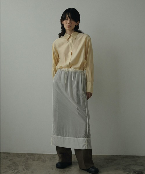 anuke(アンヌーク)の「Sheer Satin Shirts(シャツ/ブラウス・レディース・クリーム/アイボリー/グレー・FREE)」の4枚目の写真