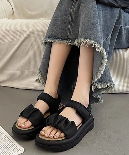 shoes365(シューズスリーシックスファイヴ)の「【shoes365】ギャザーデザインサンダル (SS)(サンダル・レディース・オフホワイト/ブラック・22.5cm/23.0cm/23.5cm/24.0cm/24.5cm/25.0cm)」の2枚目の写真