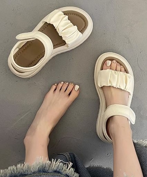 shoes365(シューズスリーシックスファイヴ)の「【shoes365】ギャザーデザインサンダル (SS)(サンダル・レディース・オフホワイト/ブラック・22.5cm/23.0cm/23.5cm/24.0cm/24.5cm/25.0cm)」の6枚目の写真