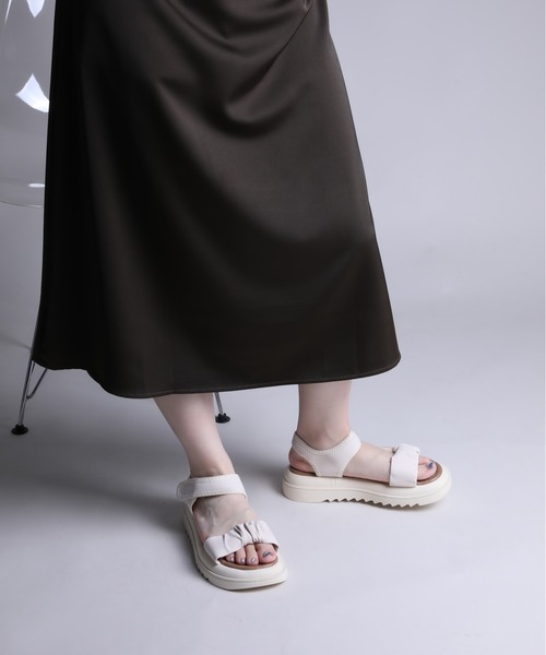 shoes365(シューズスリーシックスファイヴ)の「【shoes365】ギャザーデザインサンダル (SS)(サンダル・レディース・オフホワイト/ブラック・22.5cm/23.0cm/23.5cm/24.0cm/24.5cm/25.0cm)」の12枚目の写真