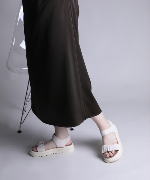 shoes365(シューズスリーシックスファイヴ)の「【shoes365】ギャザーデザインサンダル (SS)(サンダル・レディース・オフホワイト/ブラック・22.5cm/23.0cm/23.5cm/24.0cm/24.5cm/25.0cm)」の13枚目の写真