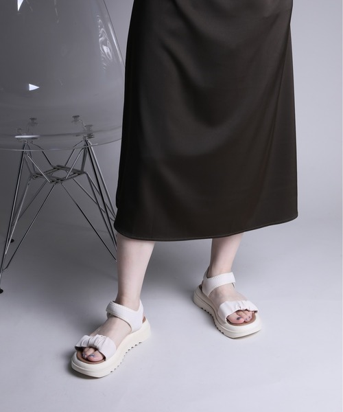 shoes365(シューズスリーシックスファイヴ)の「【shoes365】ギャザーデザインサンダル (SS)(サンダル・レディース・オフホワイト/ブラック・22.5cm/23.0cm/23.5cm/24.0cm/24.5cm/25.0cm)」の14枚目の写真