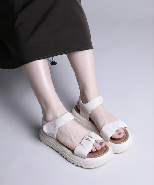 shoes365(シューズスリーシックスファイヴ)の「【shoes365】ギャザーデザインサンダル (SS)(サンダル・レディース・オフホワイト/ブラック・22.5cm/23.0cm/23.5cm/24.0cm/24.5cm/25.0cm)」の15枚目の写真