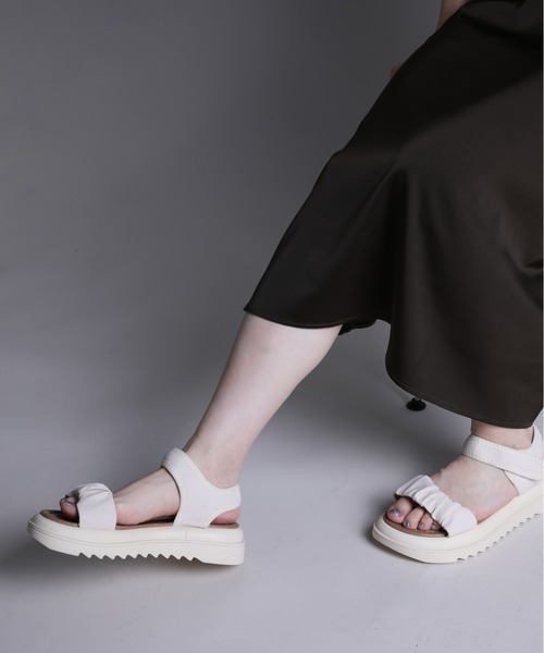 shoes365(シューズスリーシックスファイヴ)の「【shoes365】ギャザーデザインサンダル (SS)(サンダル・レディース・オフホワイト/ブラック・22.5cm/23.0cm/23.5cm/24.0cm/24.5cm/25.0cm)」の17枚目の写真