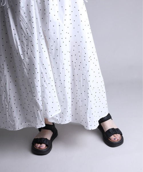 shoes365(シューズスリーシックスファイヴ)の「【shoes365】ギャザーデザインサンダル (SS)(サンダル・レディース・オフホワイト/ブラック・22.5cm/23.0cm/23.5cm/24.0cm/24.5cm/25.0cm)」の19枚目の写真
