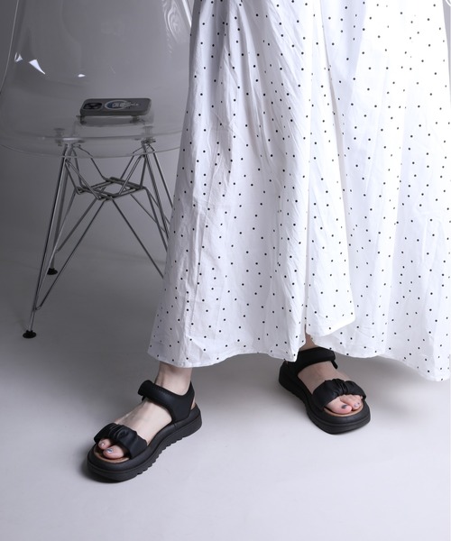 shoes365(シューズスリーシックスファイヴ)の「【shoes365】ギャザーデザインサンダル (SS)(サンダル・レディース・オフホワイト/ブラック・22.5cm/23.0cm/23.5cm/24.0cm/24.5cm/25.0cm)」の20枚目の写真