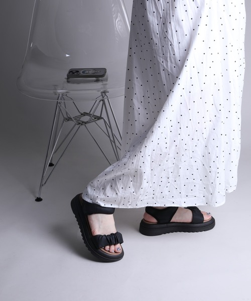 shoes365(シューズスリーシックスファイヴ)の「【shoes365】ギャザーデザインサンダル (SS)(サンダル・レディース・オフホワイト/ブラック・22.5cm/23.0cm/23.5cm/24.0cm/24.5cm/25.0cm)」の21枚目の写真