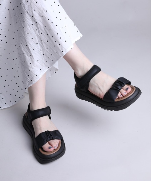 shoes365(シューズスリーシックスファイヴ)の「【shoes365】ギャザーデザインサンダル (SS)(サンダル・レディース・オフホワイト/ブラック・22.5cm/23.0cm/23.5cm/24.0cm/24.5cm/25.0cm)」の22枚目の写真