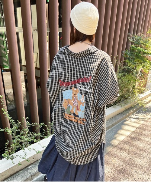 DOUBLE NAME(ダブルネーム)の「Airedale Terrier BACK刺しゅうシャツ/ユニセックス(シャツ/ブラウス・レディース・ブラック/ベージュ/ブルー・FREE)」の17枚目の写真