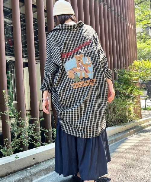 DOUBLE NAME(ダブルネーム)の「Airedale Terrier BACK刺しゅうシャツ/ユニセックス(シャツ/ブラウス・レディース・ブラック/ベージュ/ブルー・FREE)」の9枚目の写真