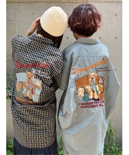 DOUBLE NAME(ダブルネーム)の「Airedale Terrier BACK刺しゅうシャツ/ユニセックス(シャツ/ブラウス・レディース・ブラック/ベージュ/ブルー・FREE)」の6枚目の写真