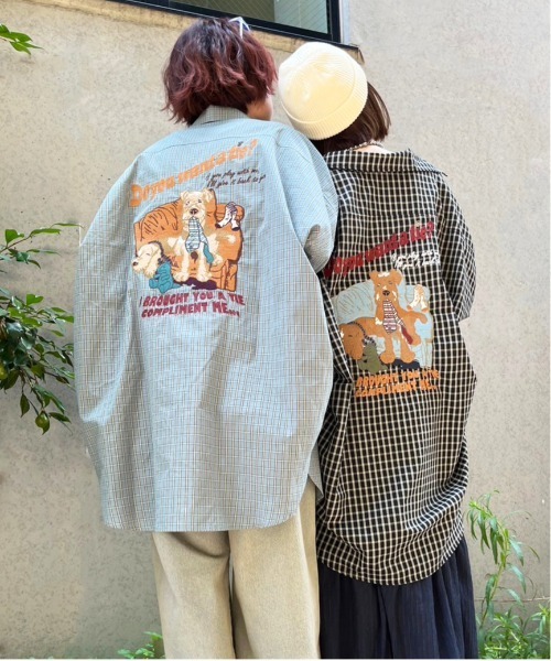 DOUBLE NAME(ダブルネーム)の「Airedale Terrier BACK刺しゅうシャツ/ユニセックス(シャツ/ブラウス・レディース・ブラック/ベージュ/ブルー・FREE)」の7枚目の写真