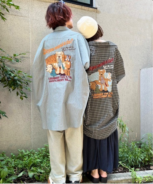 DOUBLE NAME(ダブルネーム)の「Airedale Terrier BACK刺しゅうシャツ/ユニセックス(シャツ/ブラウス・レディース・ブラック/ベージュ/ブルー・FREE)」の4枚目の写真