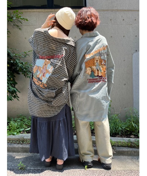 DOUBLE NAME(ダブルネーム)の「Airedale Terrier BACK刺しゅうシャツ/ユニセックス(シャツ/ブラウス・レディース・ブラック/ベージュ/ブルー・FREE)」の5枚目の写真