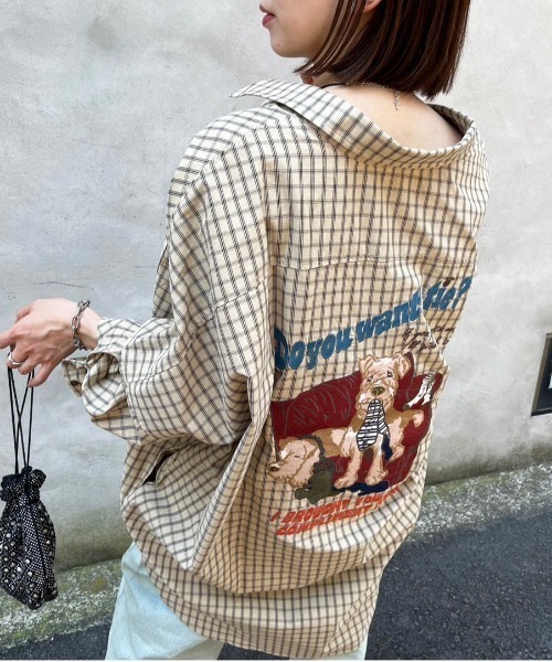 DOUBLE NAME(ダブルネーム)の「Airedale Terrier BACK刺しゅうシャツ/ユニセックス(シャツ/ブラウス・レディース・ブラック/ベージュ/ブルー・FREE)」の13枚目の写真