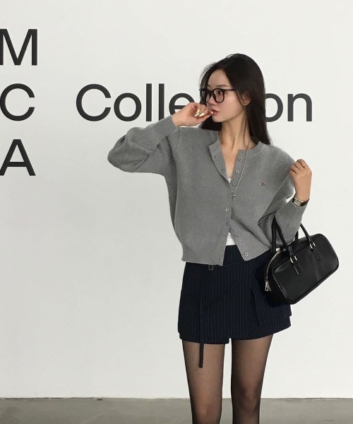 BEIDELLI（ベイデリー）の「[BELLIDE MADE] デイリーラウンドペンダントカーディガン（カーディガン/ボレロ・レディース・ネイビー/レッド/ブルー/グレー/ブラック/アイボリー・FREE）」の2枚目の写真