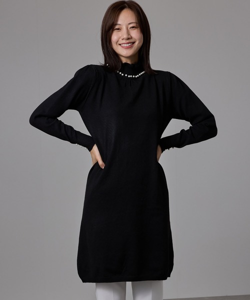 Jayro(ジャイロ)の「パール付ニットワンピース(ワンピース・レディース・ベージュ/ブラック/グレー・FREE)」の2枚目の写真