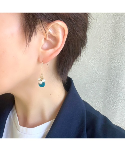 tone（トーン）の「【jebi】【jebi】14kgf / 揺れる天然石と淡水パール(MA)（ピアス（両耳用）・レディース・ブルー/ライトブルー/ネイビー/ピンク・FREE）」の6枚目の写真