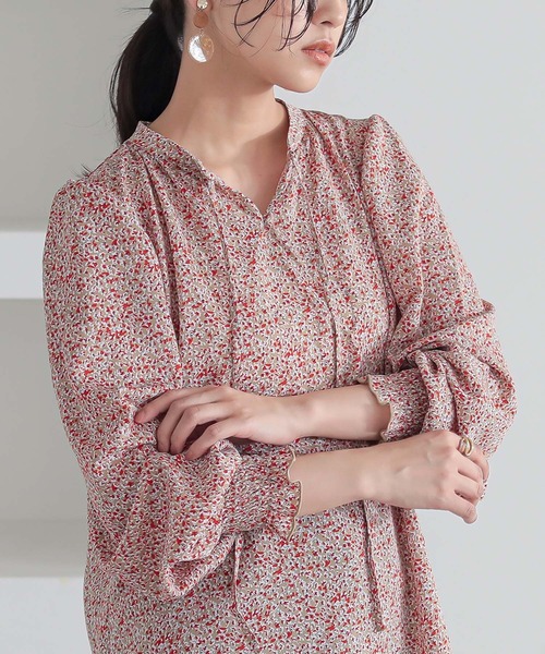 n'OrLABEL（ノアールレーベル）の「小花柄スキッパーブラウス（シャツ/ブラウス・レディース・ブラック/ブルー/レッド・2/1）」の3枚目の写真
