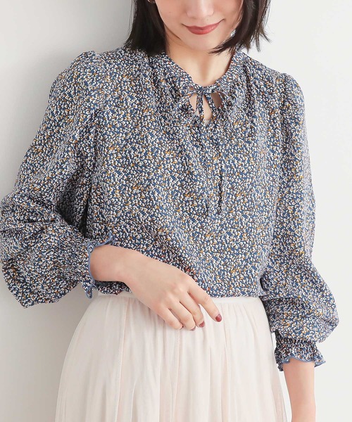 n'OrLABEL（ノアールレーベル）の「小花柄スキッパーブラウス（シャツ/ブラウス・レディース・ブラック/ブルー/レッド・2/1）」の2枚目の写真