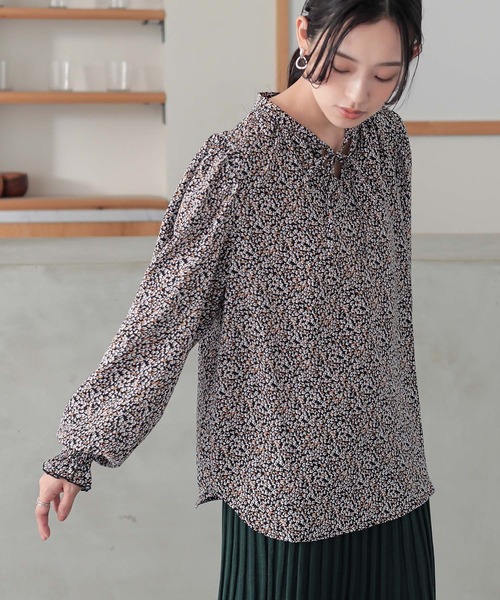 n'OrLABEL（ノアールレーベル）の「小花柄スキッパーブラウス（シャツ/ブラウス・レディース・ブラック/ブルー/レッド・2/1）」の10枚目の写真