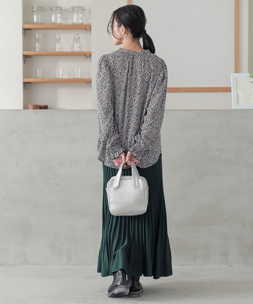 n'OrLABEL（ノアールレーベル）の「小花柄スキッパーブラウス（シャツ/ブラウス・レディース・ブラック/ブルー/レッド・2/1）」の11枚目の写真