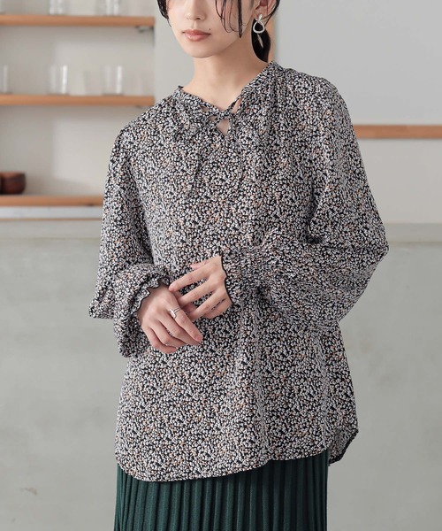 n'OrLABEL（ノアールレーベル）の「小花柄スキッパーブラウス（シャツ/ブラウス・レディース・ブラック/ブルー/レッド・2/1）」の8枚目の写真