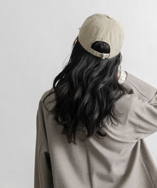 KBF（ケイビーエフ）の「ダメージデザインCAP（キャップ・レディース・ベージュ/チャコールグレー・ONE）」の5枚目の写真