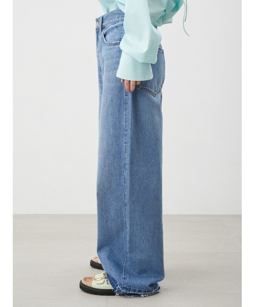 Mila Owen（ミラオーウェン）の「【ウォッシャブル】撥水加工カットオフワイドデニムパンツ（デニムパンツ・レディース・ブルー/ライトブルー/ホワイト・0/1/00）」の8枚目の写真