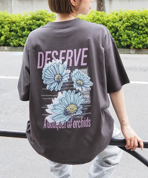 tiptop(ティップトップ)の「カラフルフラワーBIGTシャツ(Tシャツ/カットソー・レディース・スミクロ/オフホワイト/ホワイト系その他/ブラック系その他・FREE)」の4枚目の写真