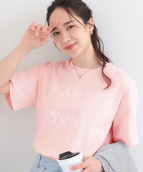DRESKIP（ドレスキップ）の「【S-LL】大人のきれいめカジュアルに フロッキーロゴTシャツ（Tシャツ/カットソー・レディース・オフホワイト/チャコールグレー/ライトベージュ/ベビーピンク・01/02/03/04）」の4枚目の写真
