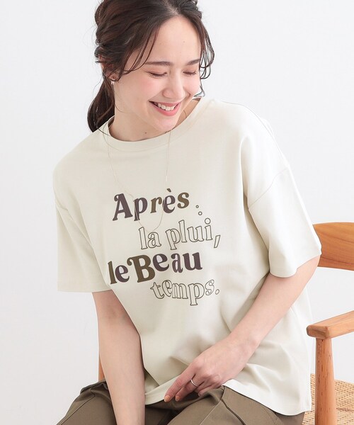 DRESKIP（ドレスキップ）の「【S-LL】大人のきれいめカジュアルに フロッキーロゴTシャツ（Tシャツ/カットソー・レディース・オフホワイト/チャコールグレー/ライトベージュ/ベビーピンク・01/02/03/04）」の3枚目の写真