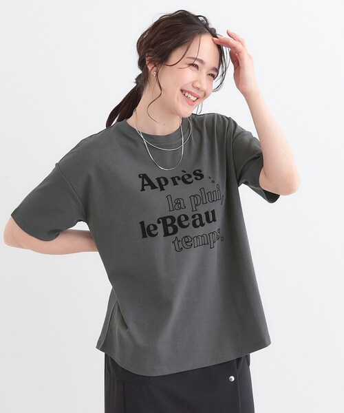 DRESKIP（ドレスキップ）の「【S-LL】大人のきれいめカジュアルに フロッキーロゴTシャツ（Tシャツ/カットソー・レディース・オフホワイト/チャコールグレー/ライトベージュ/ベビーピンク・01/02/03/04）」の6枚目の写真