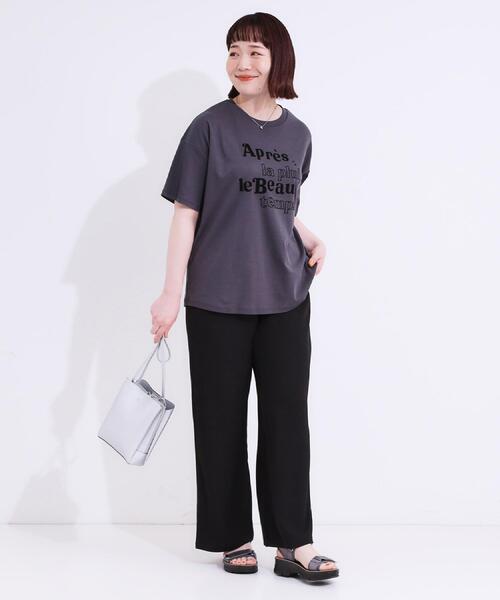 DRESKIP（ドレスキップ）の「【S-LL】大人のきれいめカジュアルに フロッキーロゴTシャツ（Tシャツ/カットソー・レディース・オフホワイト/チャコールグレー/ライトベージュ/ベビーピンク・01/02/03/04）」の5枚目の写真