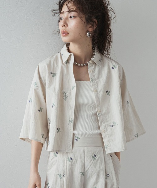 bohmal(ボマール)の「タフタ刺繍ハーフスリーブブラウス(シャツ/ブラウス・レディース・アイボリー/ブラック・MEDIUM)」の1枚目の写真