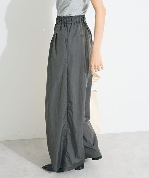 CRAFT STANDARD BOUTIQUE（クラフトスタンダードブティック）の「コクーンカラーナイロンパンツ（その他パンツ・レディース・チャコールグレー/ブラウン/アイボリー・FREE）」の6枚目の写真