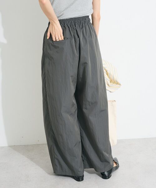 CRAFT STANDARD BOUTIQUE（クラフトスタンダードブティック）の「コクーンカラーナイロンパンツ（その他パンツ・レディース・チャコールグレー/ブラウン/アイボリー・FREE）」の7枚目の写真