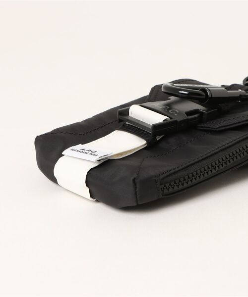 A.P.C.（アーペーセー）の「CROSSBODY POUCH TREK（ボディバッグ/ウエストポーチ・メンズ・ブラック・ONESIZE）」の2枚目の写真