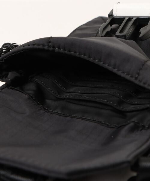 A.P.C.（アーペーセー）の「CROSSBODY POUCH TREK（ボディバッグ/ウエストポーチ・メンズ・ブラック・ONESIZE）」の3枚目の写真