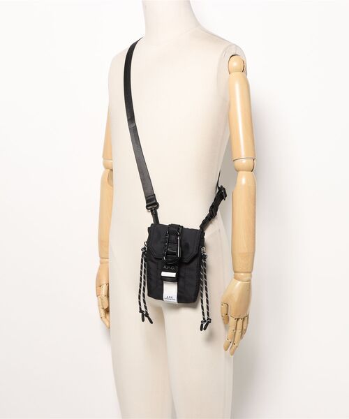 A.P.C.（アーペーセー）の「CROSSBODY POUCH TREK（ボディバッグ/ウエストポーチ・メンズ・ブラック・ONESIZE）」の4枚目の写真