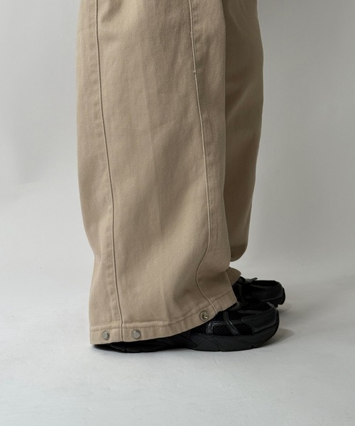 by muni:r（バイ ムニール）の「【着用動画あり・2色・2サイズ展開】サイドスリットスナップパンツ（その他パンツ・レディース・ブラック/ベージュ・SMALL/MEDIUM）」の4枚目の写真